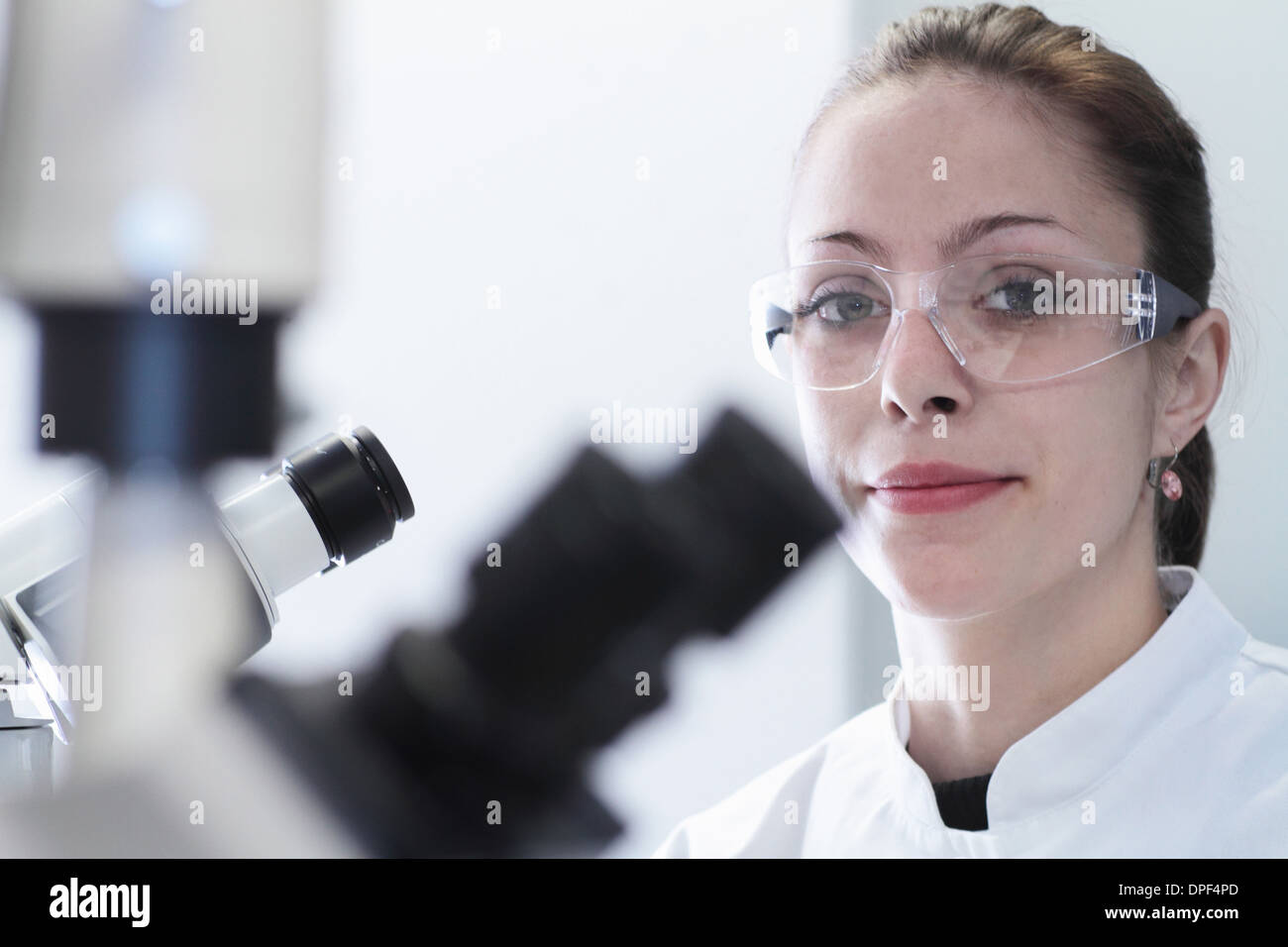 Close up ritratto di donna scienziato in laboratorio Foto Stock