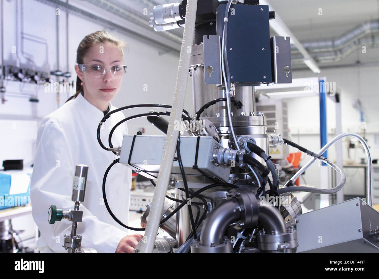 Ritratto di donna tecnico di laboratorio con apparecchiature scientifiche Foto Stock