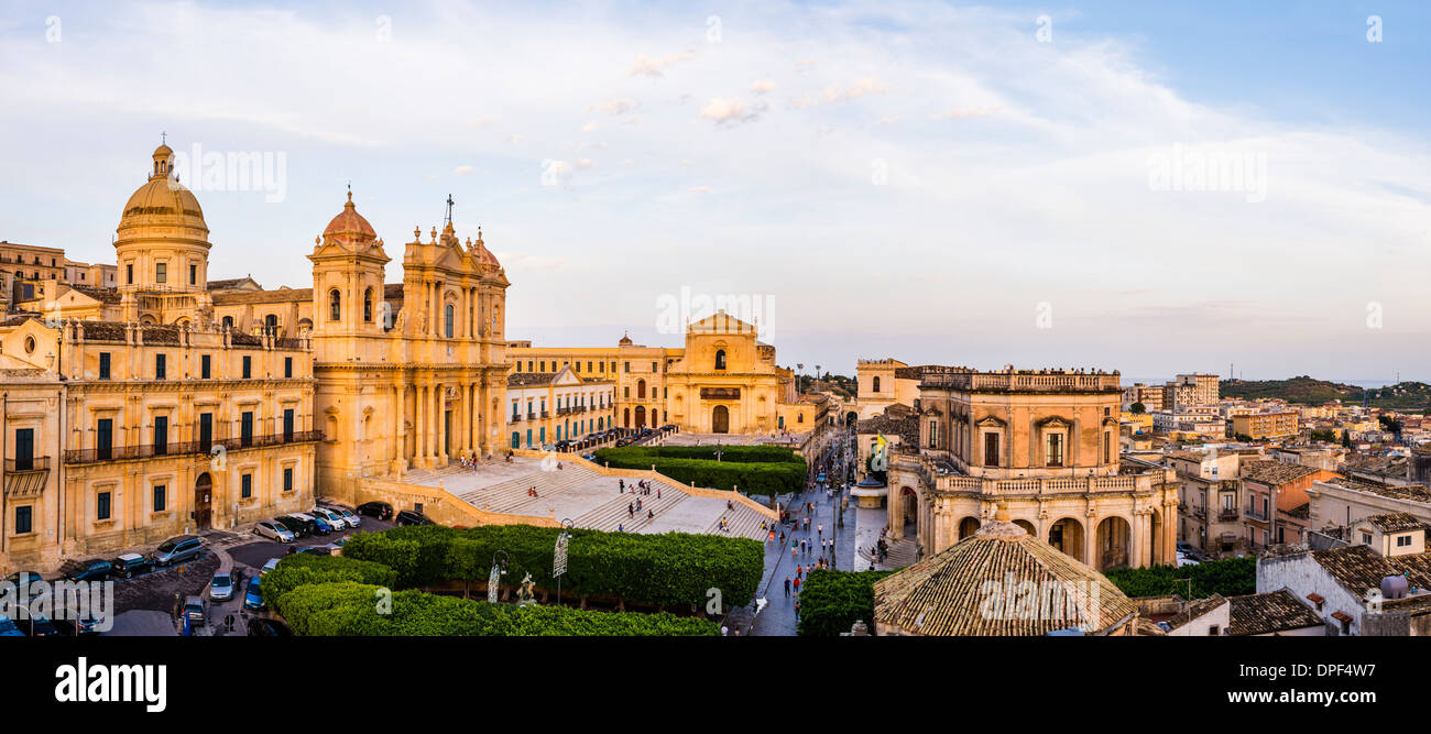 La Cattedrale di San Nicola, Chiesa di San Salvatore e il Municipio, la Piazza del Municipio, Noto, sito UNESCO, Sicilia, Italia Foto Stock