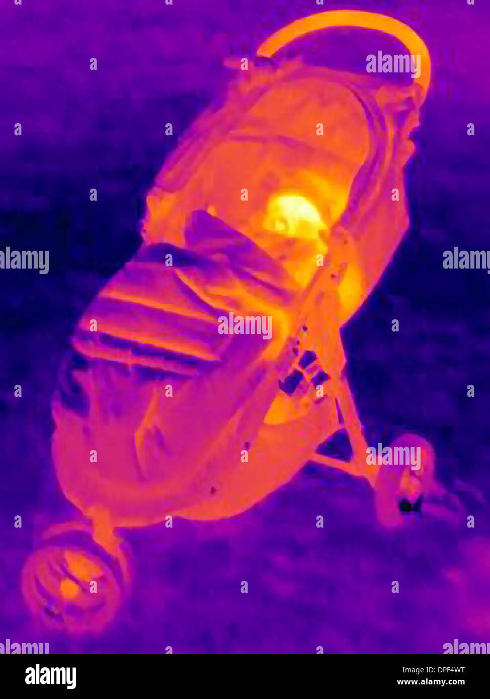 Immagine termica di sei mesi baby boy n carrozzina Foto Stock