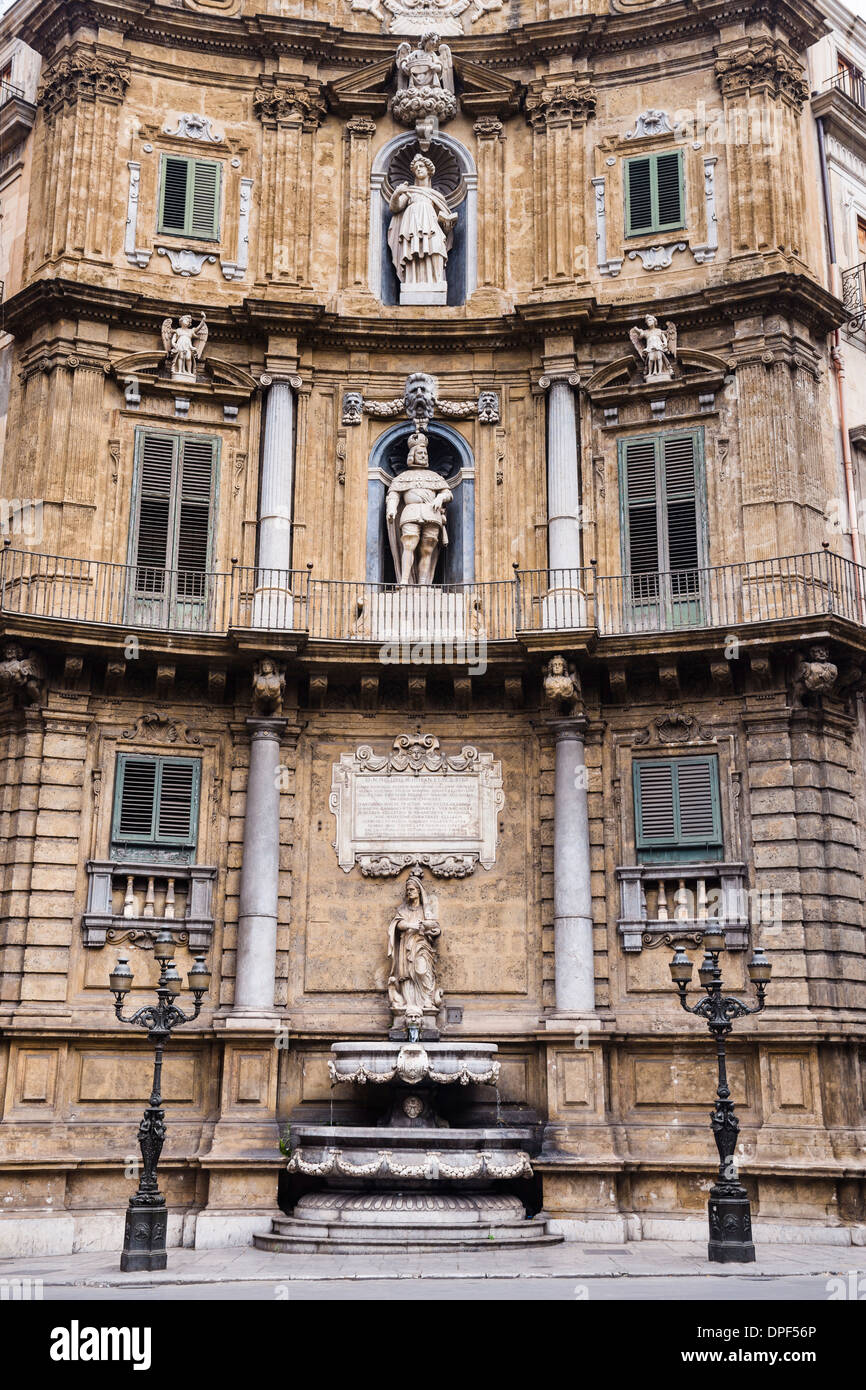 Quattro Canti (quattro angoli), Piazza Vigliena, una piazza barocca al centro di Palermo vecchia città, Sicilia, Italia, Europa Foto Stock