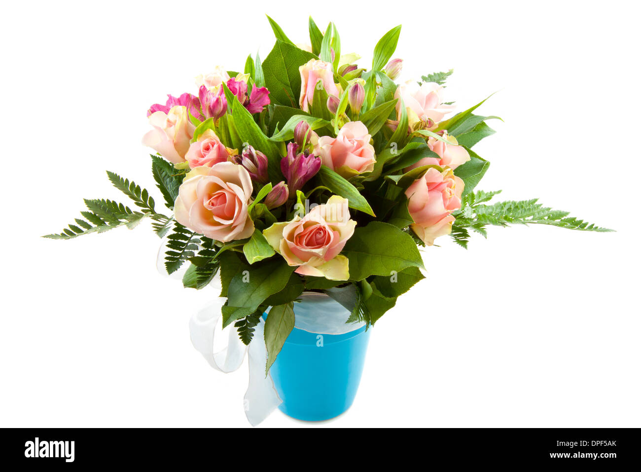 Bouquet con diversi tipi di fiori in un vaso blu isolato su bianco Foto Stock
