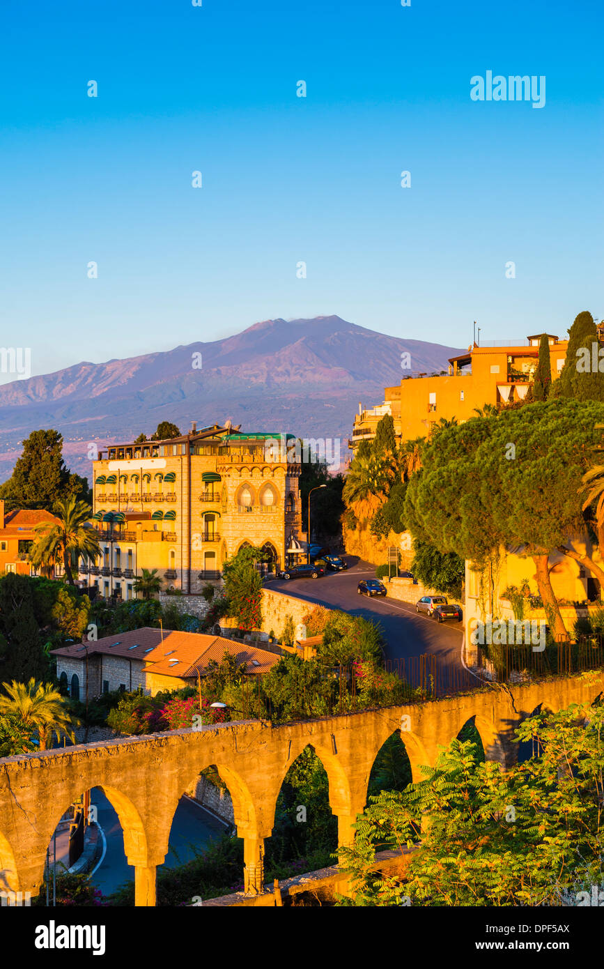 In cima al Monte Etna a sunrise sollevandosi al di sopra di Taormina, Sicilia, Italia, Mediterraneo, Europa Foto Stock