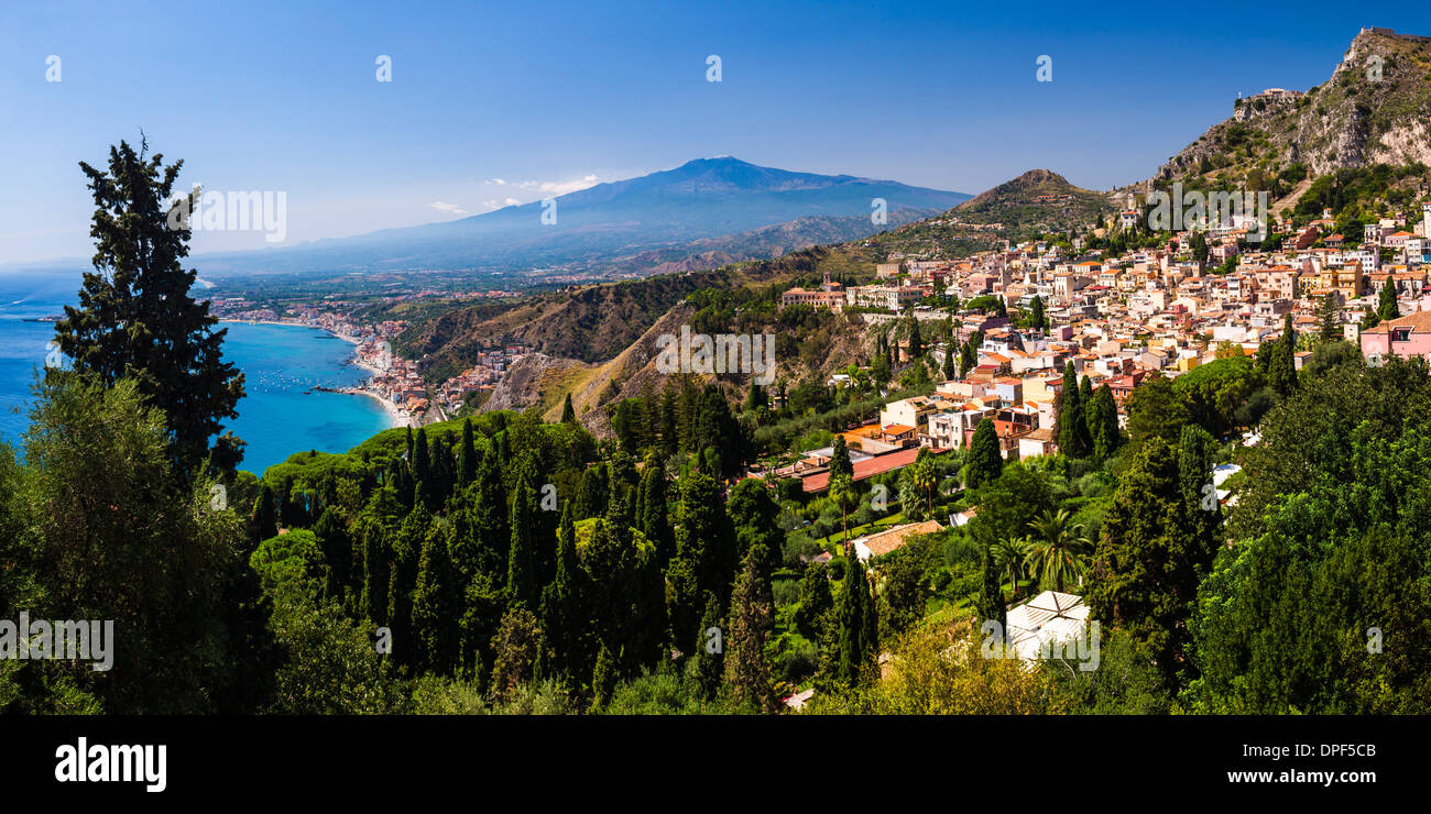 Di Taormina e del Monte Etna visto dal Teatro Greco (teatro greco), Taormina, Sicilia, Italia, Mediterraneo, Europa Foto Stock