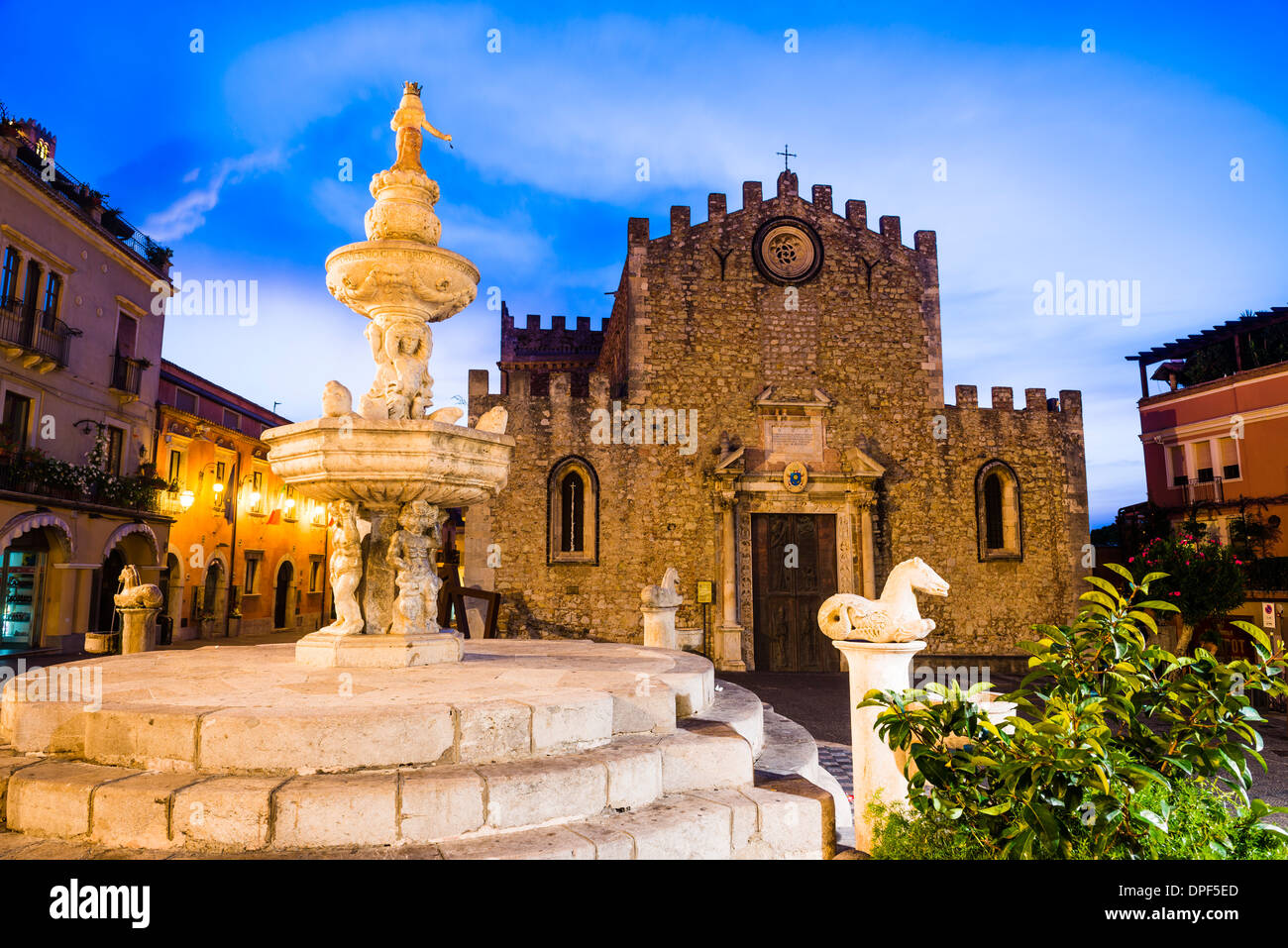 Piazza del Duomo di notte, con la Chiesa di San Nicola (Cattedrale fortezza) e la famosa fontana, Taormina, Sicilia, Italia Foto Stock