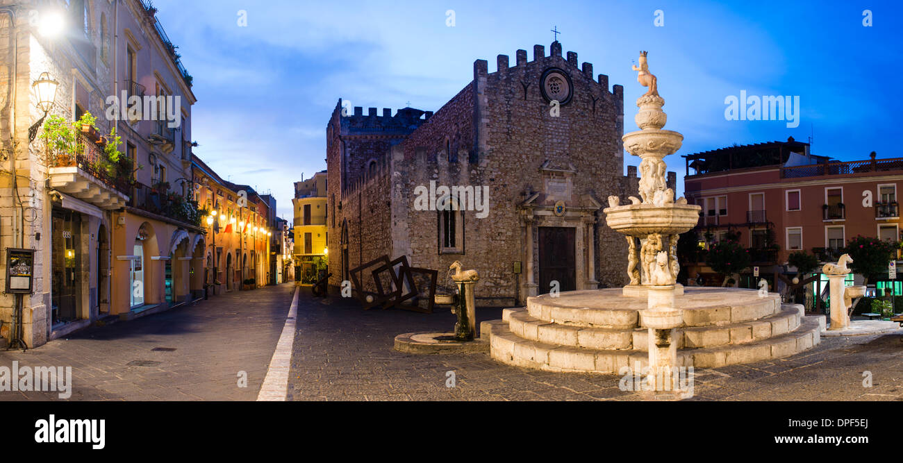 Piazza del Duomo di notte, con la Chiesa di San Nicola (Cattedrale fortezza) e la famosa fontana, Taormina, Sicilia, Italia Foto Stock