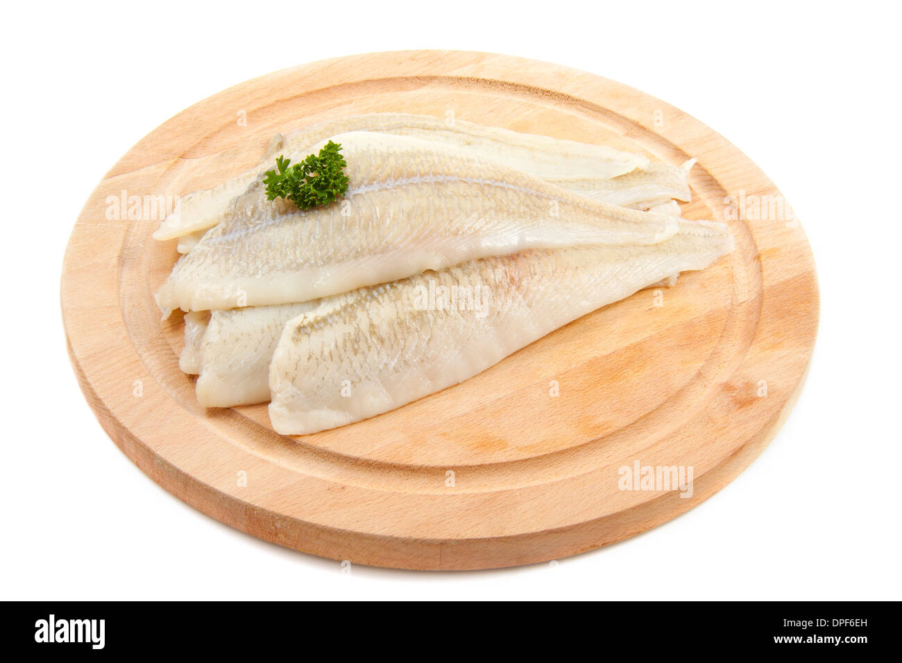 La Passera di mare con prezzemolo su legno isolato su bianco Foto Stock
