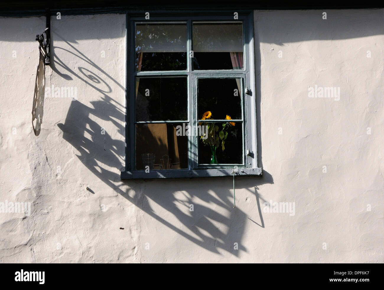 Segno gettando ombre su una parete di un edificio in Elm Hill, Norwich Foto Stock