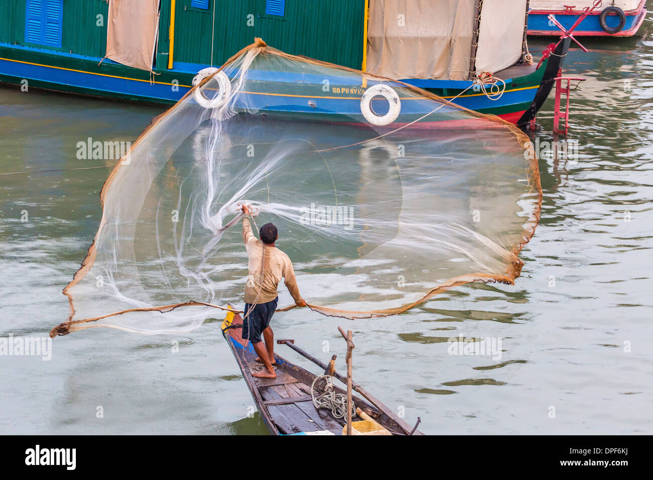 Fisherman casting net lungo il fiume Mekong nella capitale Phnom Penh, Cambogia, Indocina, Asia sud-orientale, Asia Foto Stock