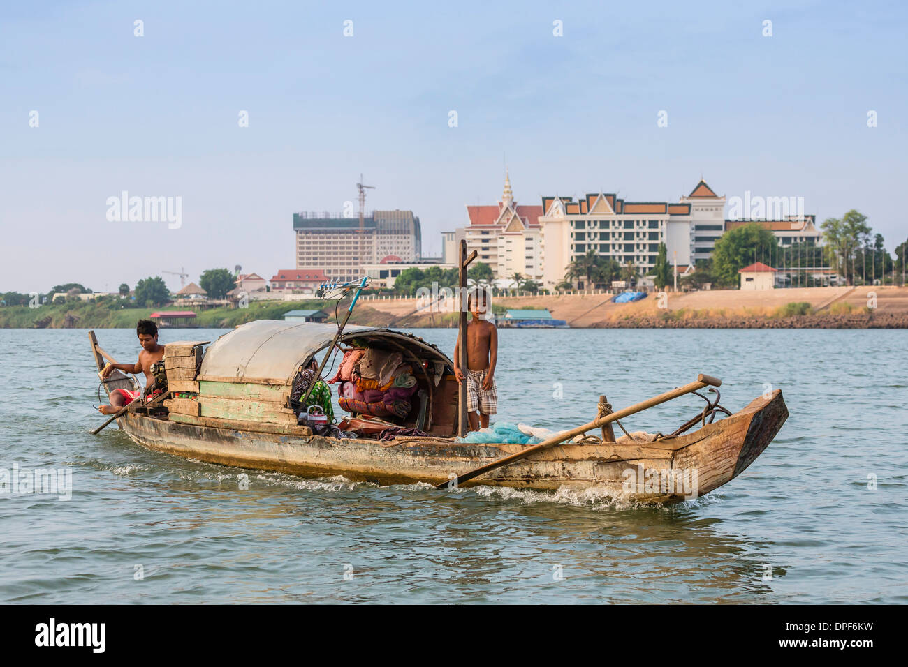 Fisherman lungo il fiume Mekong nella capitale Phnom Penh, Cambogia, Indocina, Asia sud-orientale, Asia Foto Stock