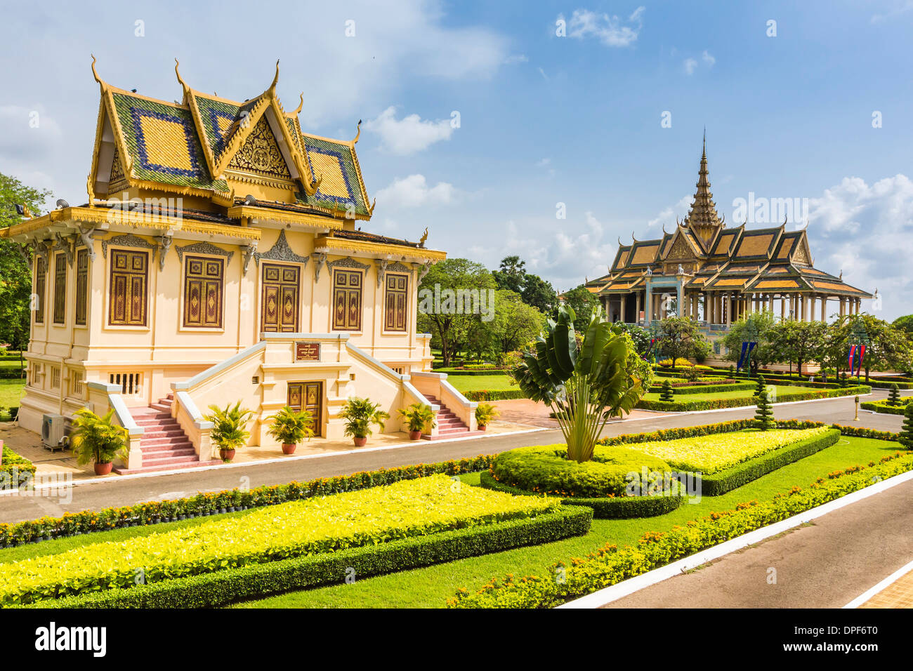 Hor Samran Phirun sulla sinistra e il Moonlight Pavilion sulla destra, Royal Palace, nella capitale Phnom Penh Cambogia Foto Stock