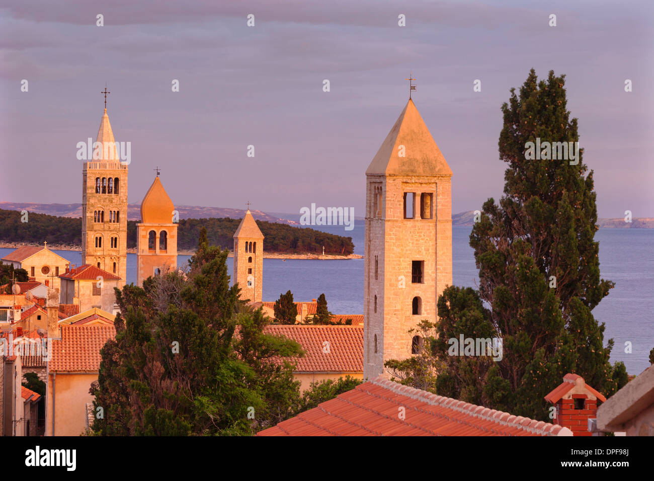 Campanile di San Giustino e la chiesa di Santa Maria, il campanile di San Giovanni e di San Andrea al tramonto, città di Rab, isola di Rab, Croazia Foto Stock