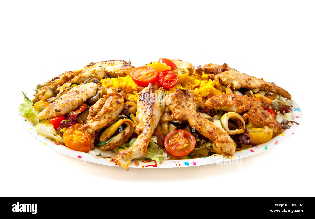 Piastra riempita con pollo Insalata di riso e verdure isolato su bianco Foto Stock