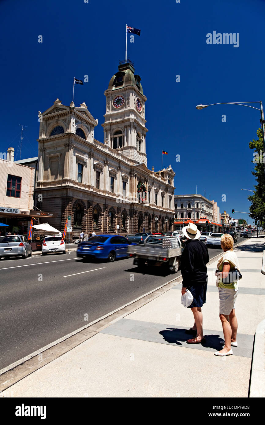 Ballarat Australia / turisti inglesi ammirare il Municipio mentre fuori giro turistico intorno alla città di Ballarat. Foto Stock