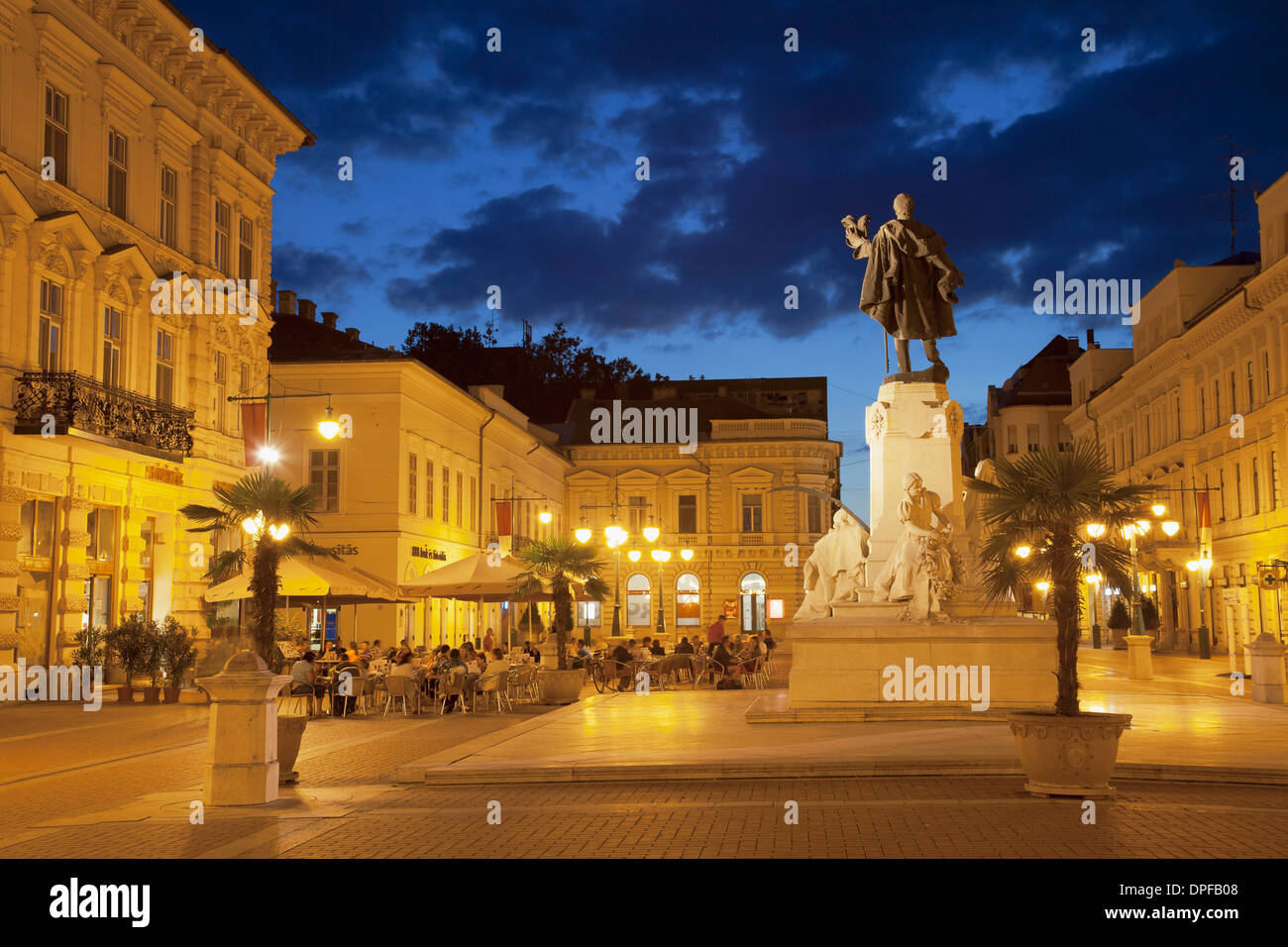 Piazza Klauzal al crepuscolo, Szeged, pianura meridionale, Ungheria, Europa Foto Stock