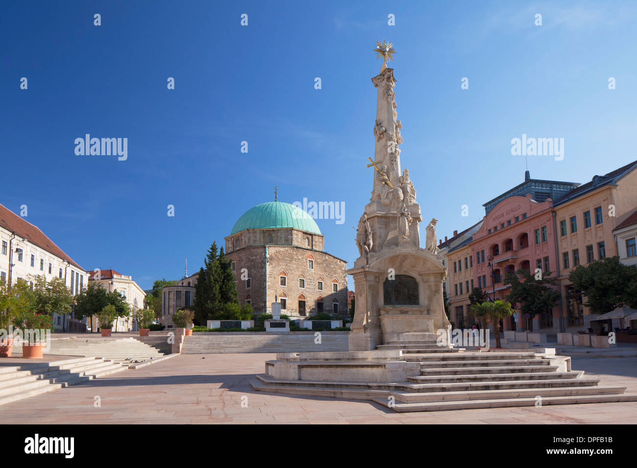 La moschea e la chiesa di Trinità Colonna nella piazza di Szechenyi, Pecs, Dél-Dunántúl, Ungheria, Europa Foto Stock