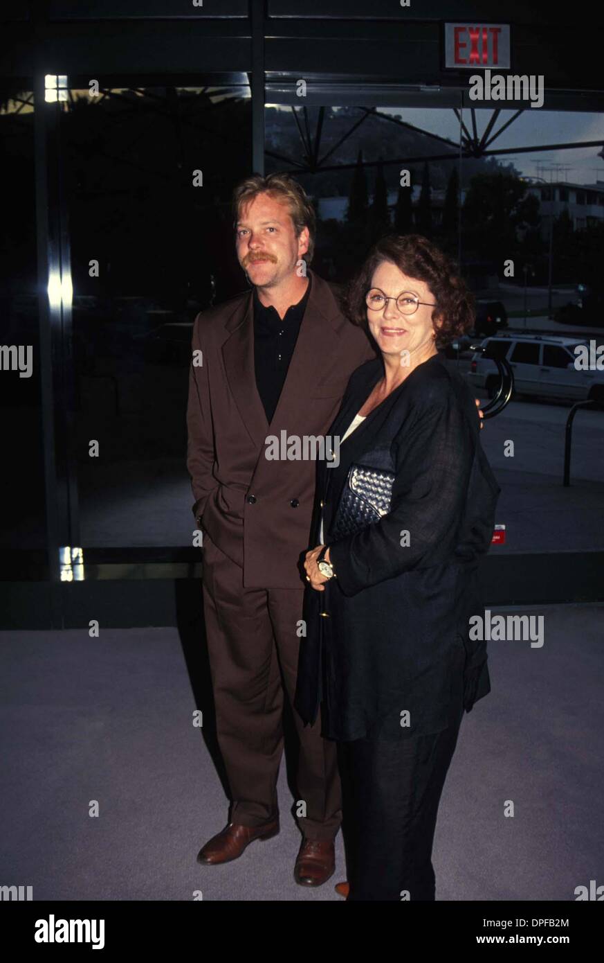 Mar 21, 2006 - Hollywood, California, Stati Uniti - .KIEFER SUTHERLAND E MOM SHIRLEY DOUGLAS 1993.(Immagine di credito: © Ed Geller/Globe foto/ZUMAPRESS.com) Foto Stock