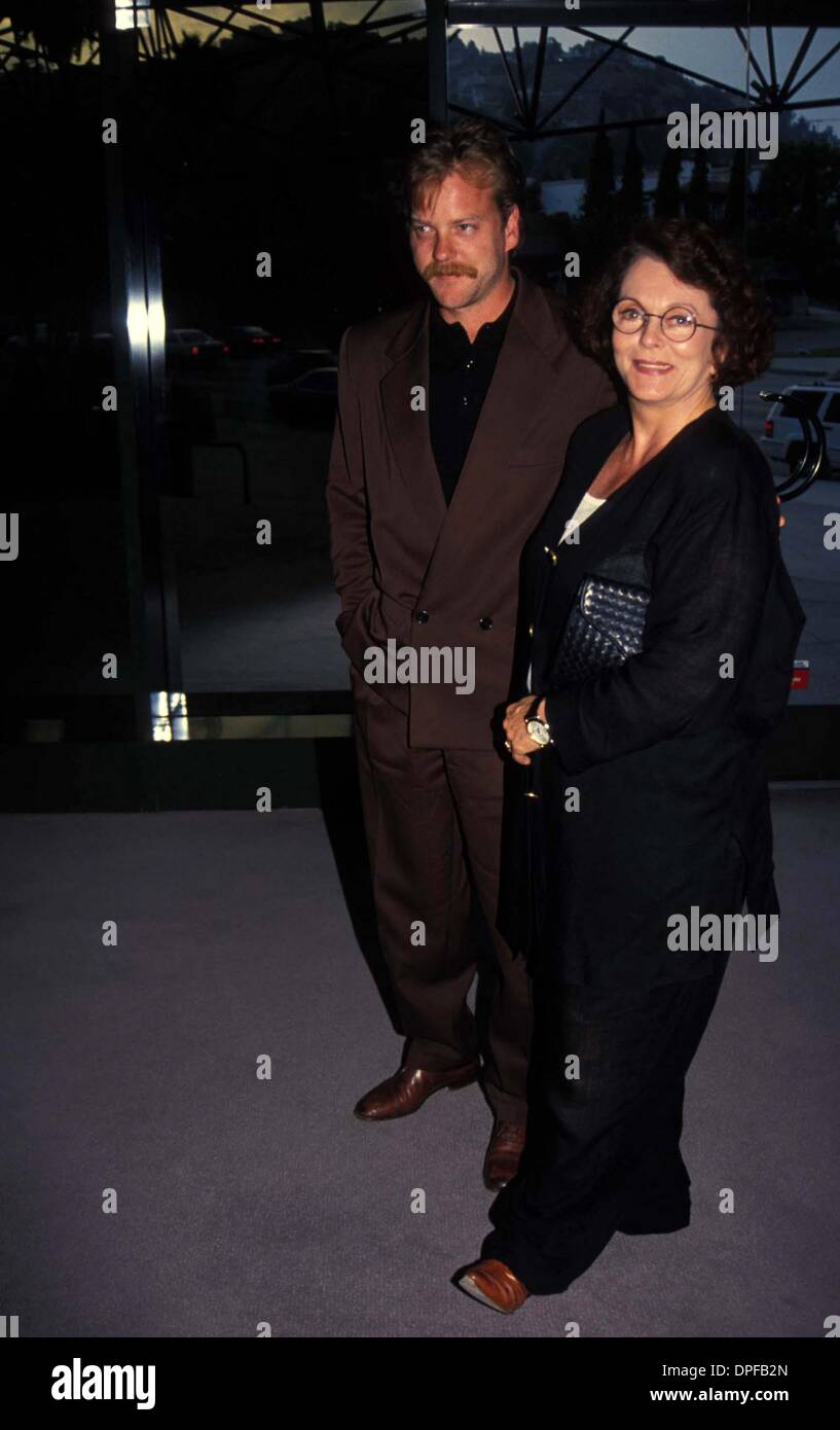 Mar 21, 2006 - Hollywood, California, Stati Uniti - ..KIEFER SUTHERLAND E MOM SHIRLEY DOUGLAS 1993.(Immagine di credito: © Ed Geller/Globe foto/ZUMAPRESS.com) Foto Stock