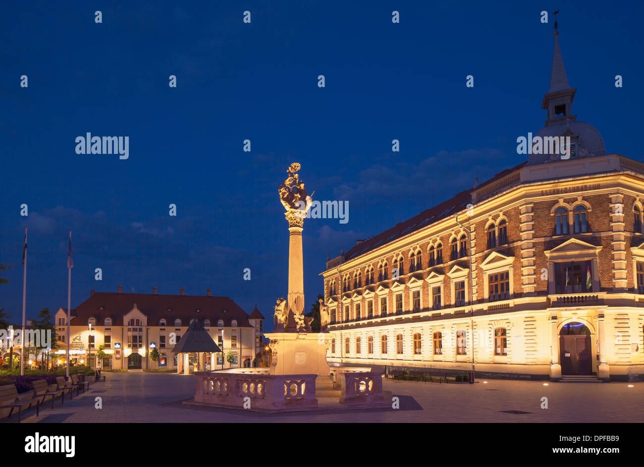 Trinità di colonna e di alta scuola in piazza principale, Keszthely, lago di Balaton, Ungheria, Europa Foto Stock