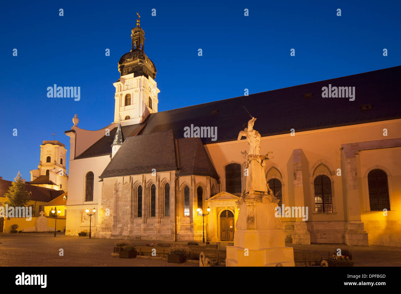 La Basilica e il castello vescovile al crepuscolo, Gyor, Western oltre Danubio, Ungheria, Europa Foto Stock