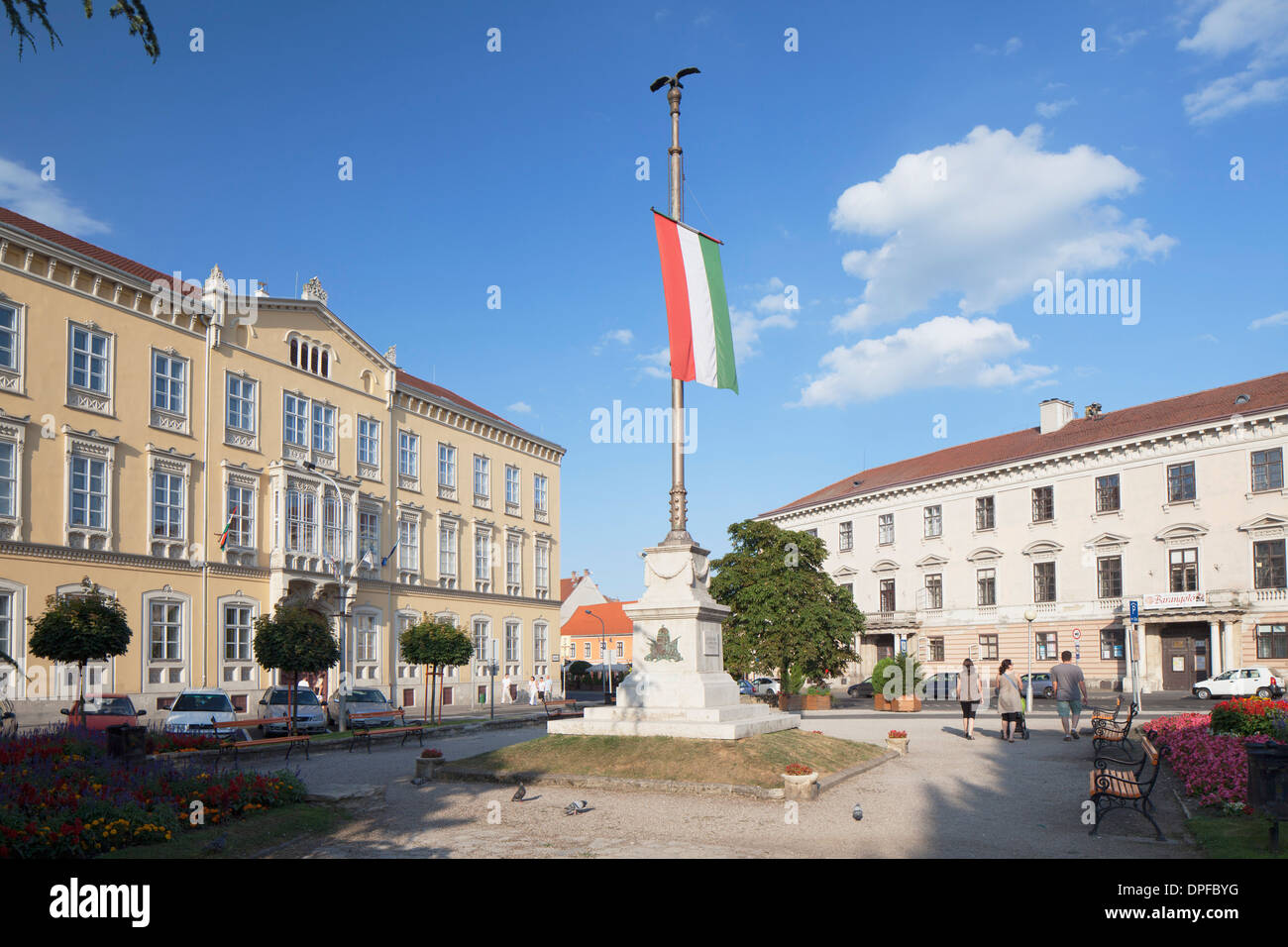 Bandiera di lealtà nel quadrato di Szechenyi, Sopron, Western oltre Danubio, Ungheria, Europa Foto Stock