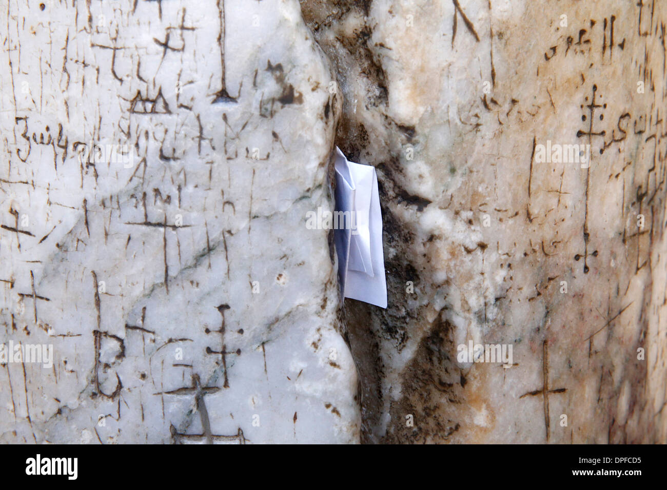 Nelle fessure delle colonne in pietra alcuni credenti inserire note di preghiera, il Santo Sepolcro Chiesa di Gerusalemme, Israele, Medio Oriente Foto Stock