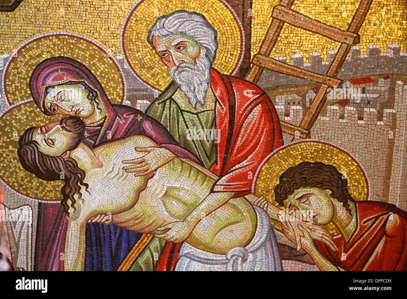 Mosaico della sepoltura di Gesù Cristo che mostra Gesù deposto dalla croce, Santo Sepolcro Chiesa di Gerusalemme, Israele Foto Stock