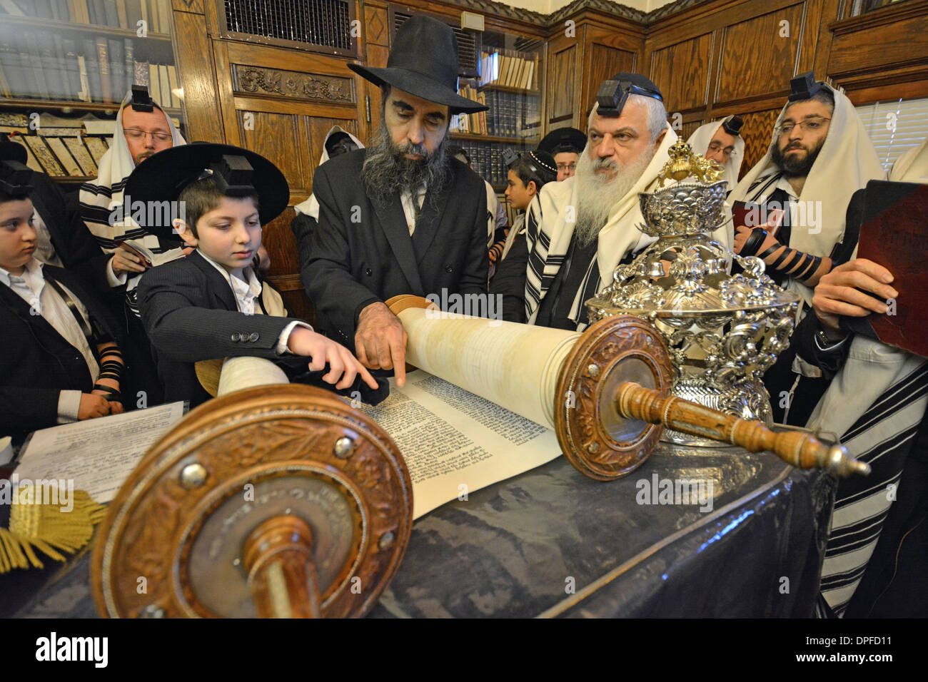 Mattina dei giorni feriali servizi in rebbe dell'ufficio. Ragazzo chiamato alla Torah per il suo bar mitzvà. Crown Heights, Brooklyn, New York. Foto Stock