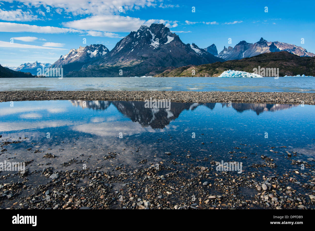 Lago Lago grigio nel Parco Nazionale di Torres del Paine nella Patagonia cilena, Sud America Foto Stock