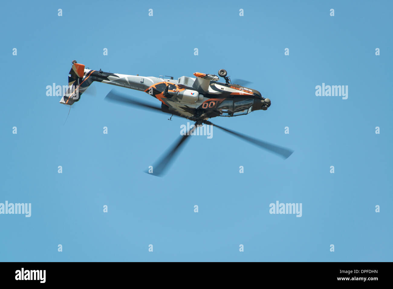 Royal Netherlands Airforce display team attacco Apache elicottero in speciali centenario paint job viene visualizzato in 2013 RIAT Foto Stock