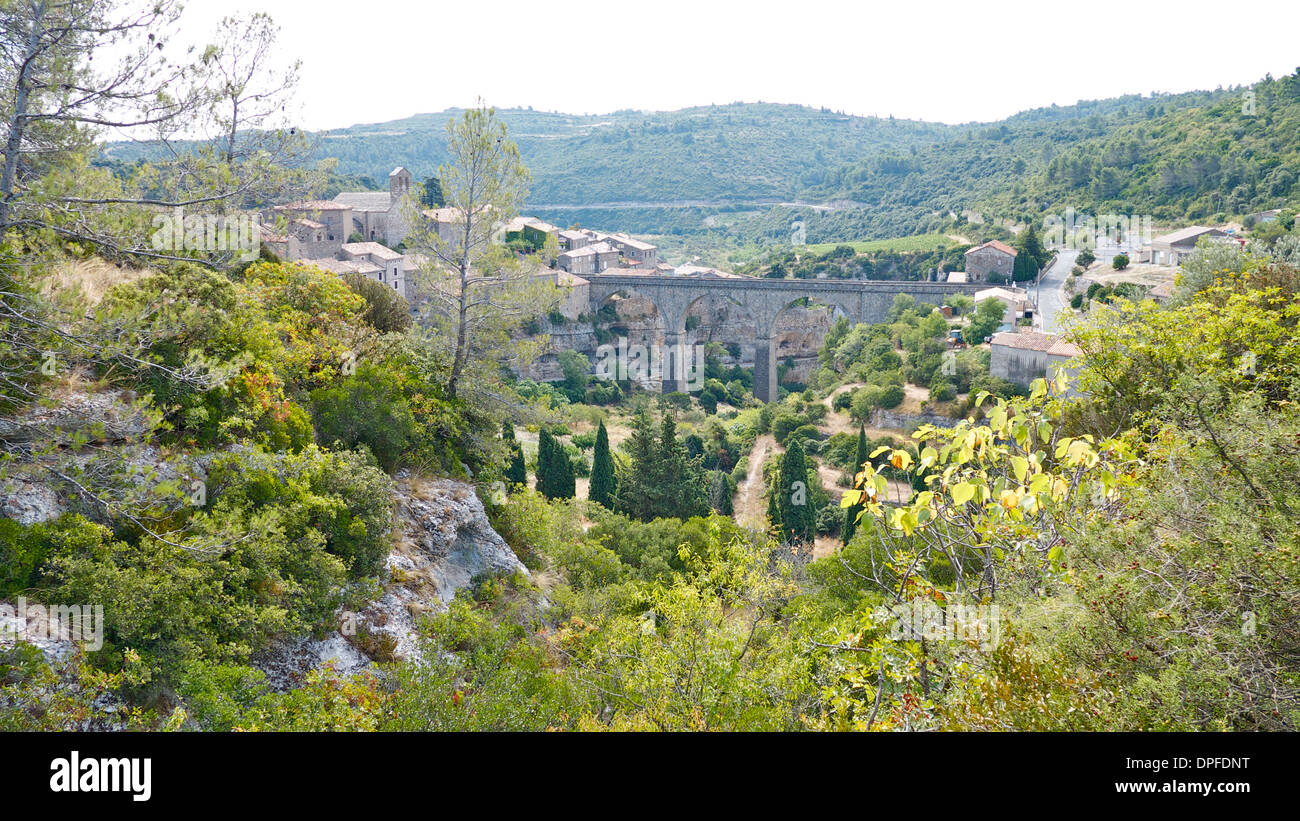 Il villaggio storico di Minerve, Hérault, Francia e il fiume Cesse e gola. Foto Stock