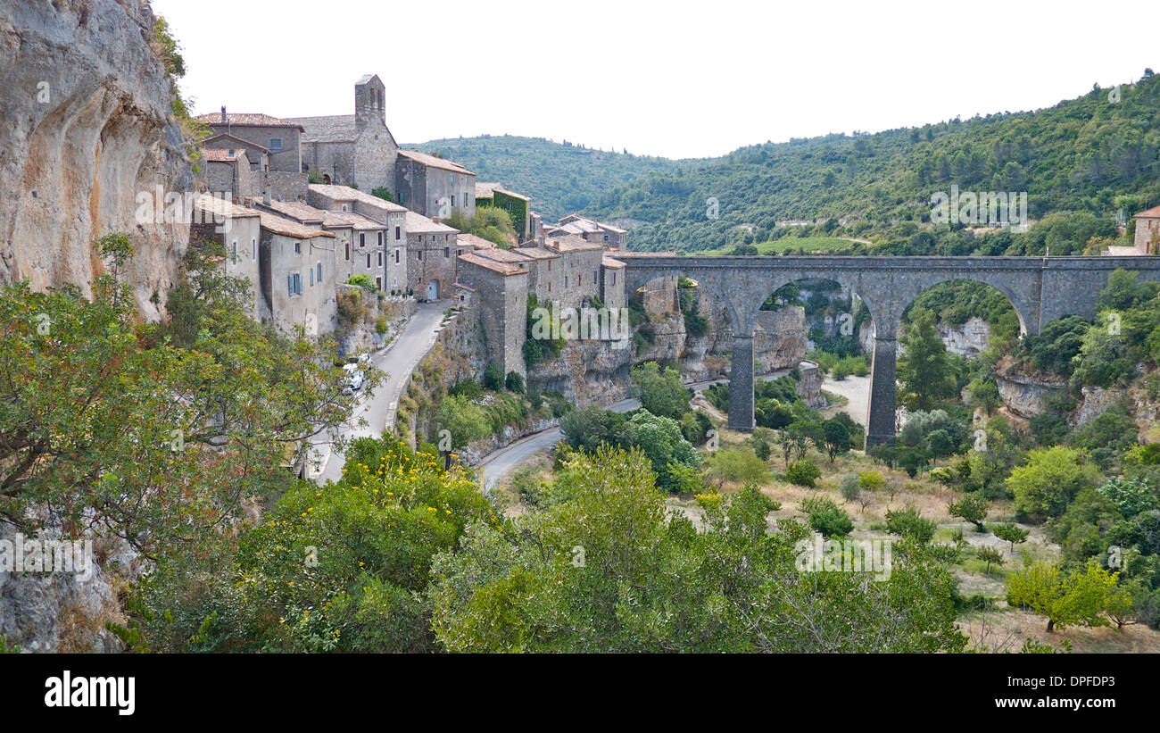 Il villaggio storico di Minerve, Hérault, Francia. e il fiume Cesse. Foto Stock