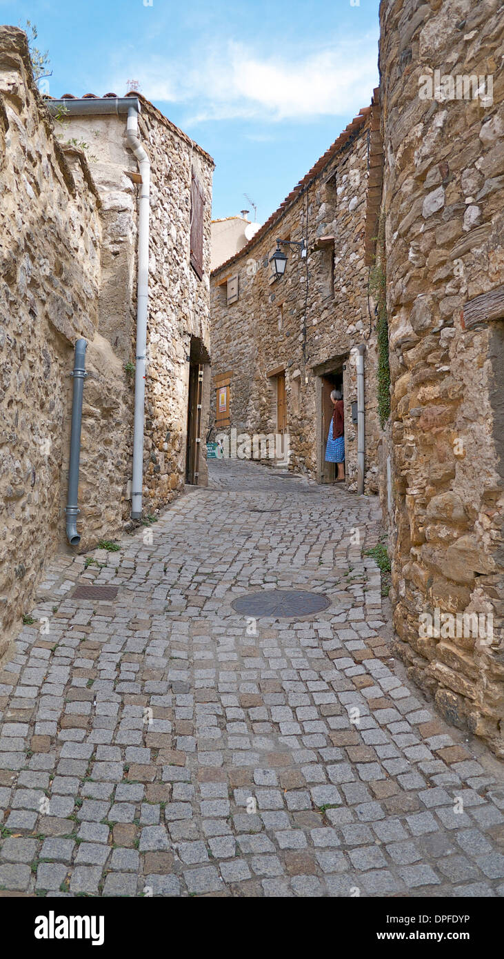 Una corsia di ciottoli nel villaggio storico di Minerve, Hérault, Francia. Foto Stock