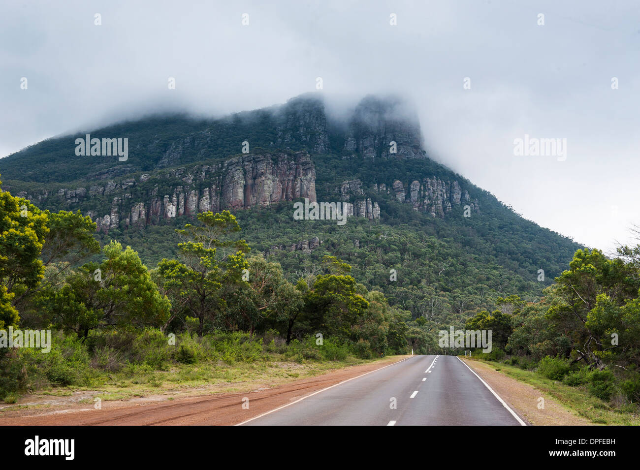 Strada che conduce al Parco Nazionale di Grampians, Victoria, Australia Pacific Foto Stock