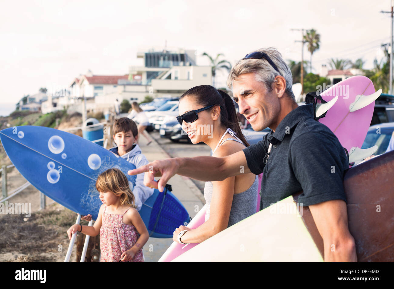 La famiglia a costa con tavole da surf, Encinitas, CALIFORNIA, STATI UNITI D'AMERICA Foto Stock