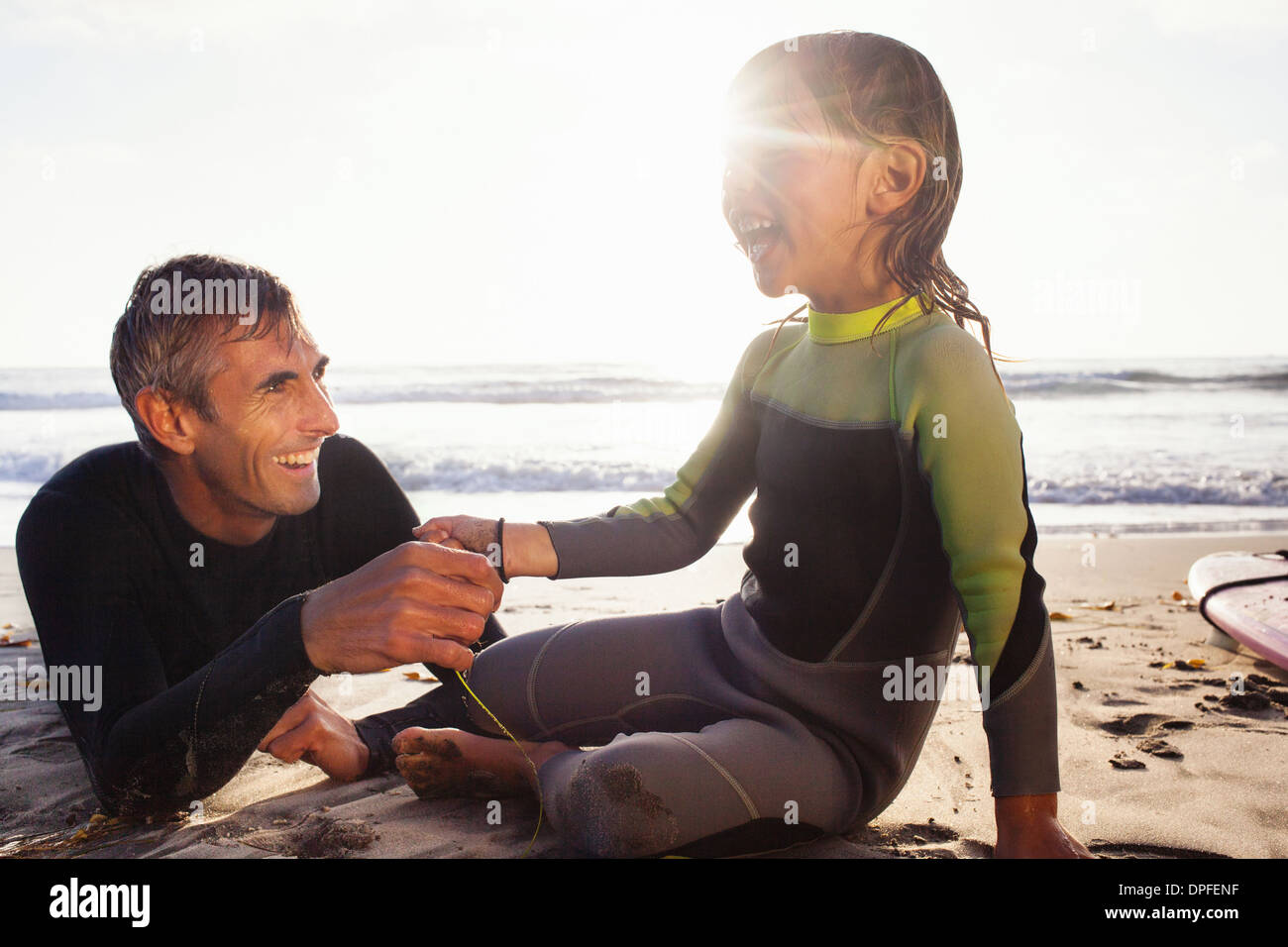 Padre e figlia tenendo le mani sulla spiaggia, Encinitas, CALIFORNIA, STATI UNITI D'AMERICA Foto Stock