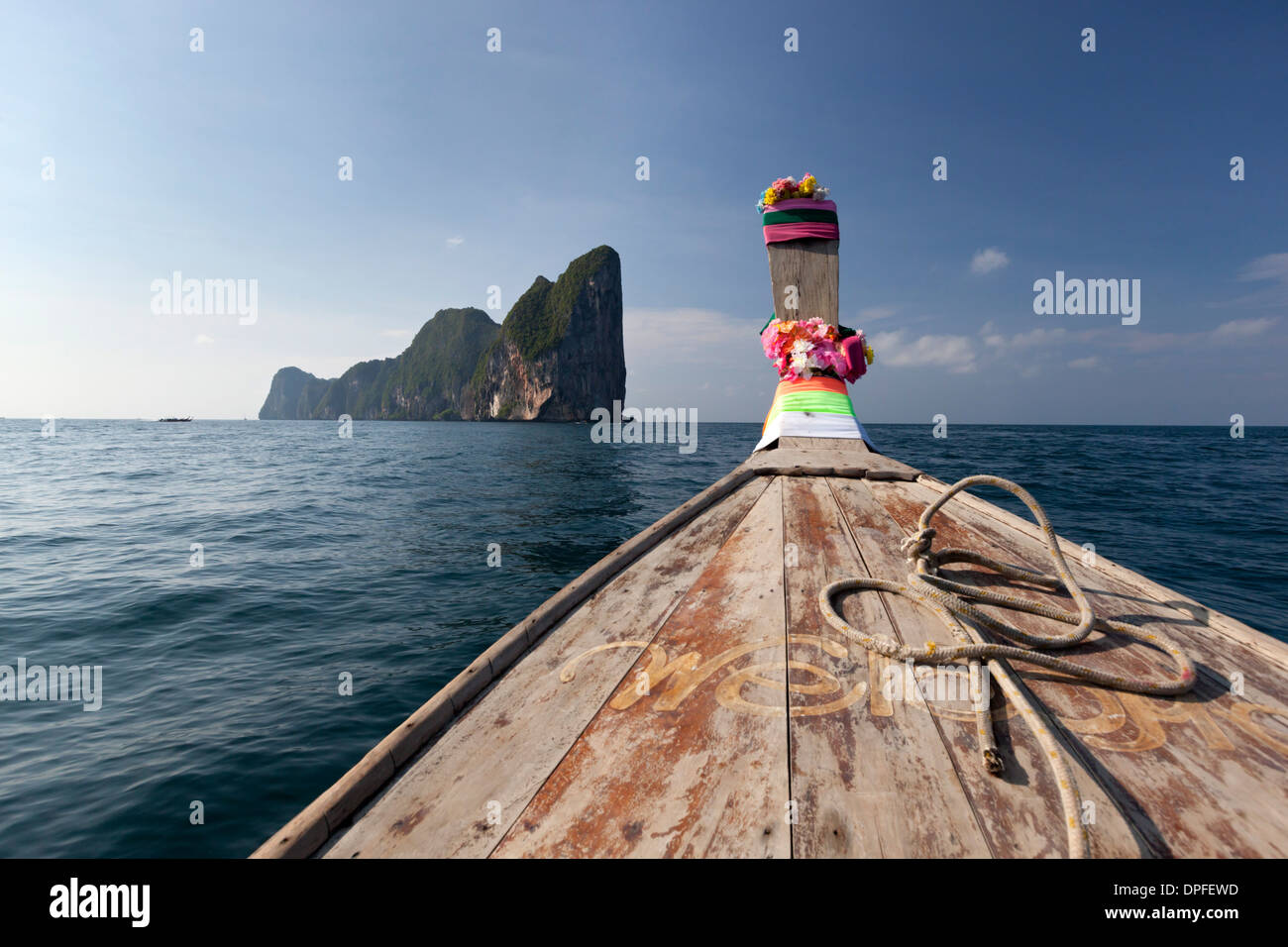 Barca long-tail e Phi Phi Island laici, Provincia di Krabi, Thailandia, Sud-est asiatico, in Asia Foto Stock