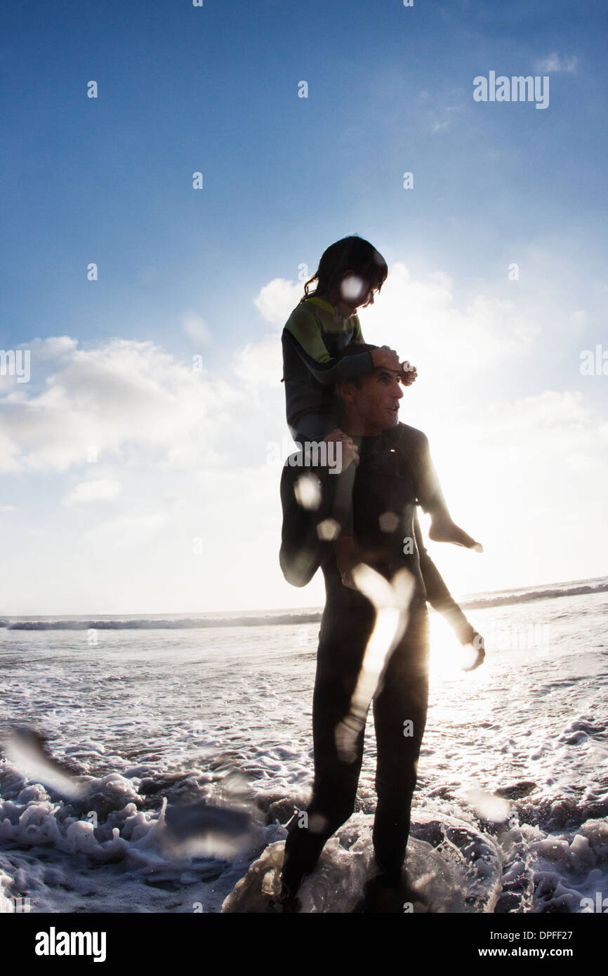 Padre e figlia in mare, Encinitas, CALIFORNIA, STATI UNITI D'AMERICA Foto Stock