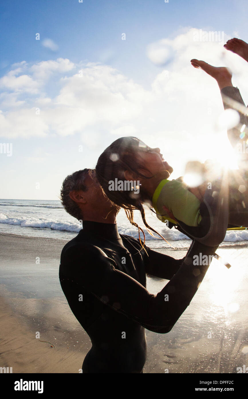 Padre e figlia godendo di spiaggia, Encinitas, CALIFORNIA, STATI UNITI D'AMERICA Foto Stock