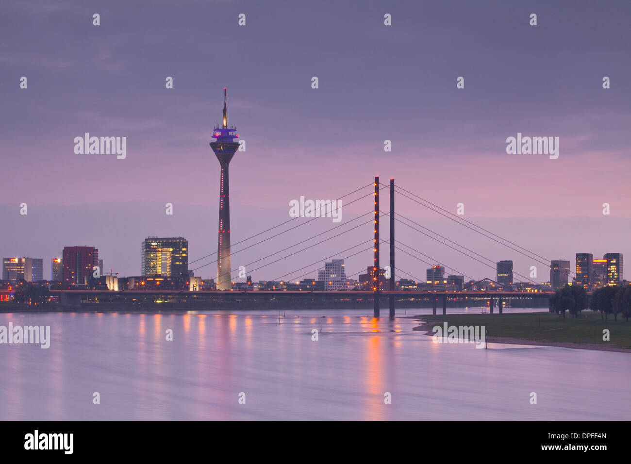 La Dusseldorf skyline al tramonto, Dusseldorf, Renania settentrionale-Vestfalia, Germania, Europa Foto Stock