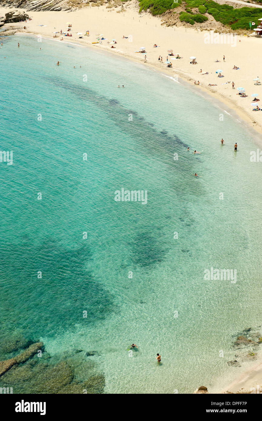 Vista aerea della spiaggia e i turisti, Menorca, isole Baleari, Spagna Foto Stock