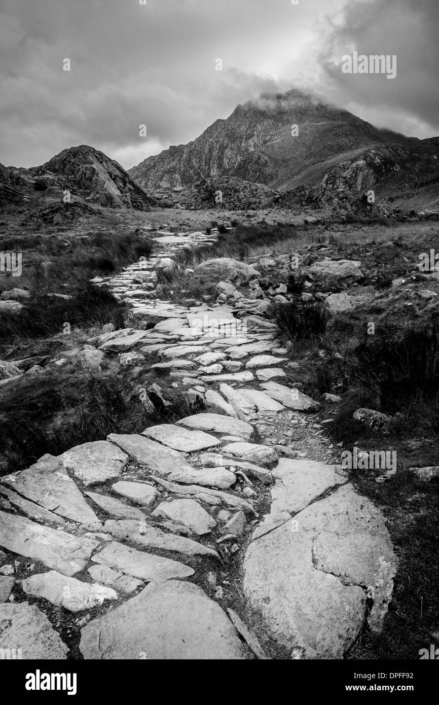Il percorso che conduce alla Llyn Idwal in Cwm Idwal con il picco principale di Tryfan, Snowdonia National Park. In bianco e nero Foto Stock