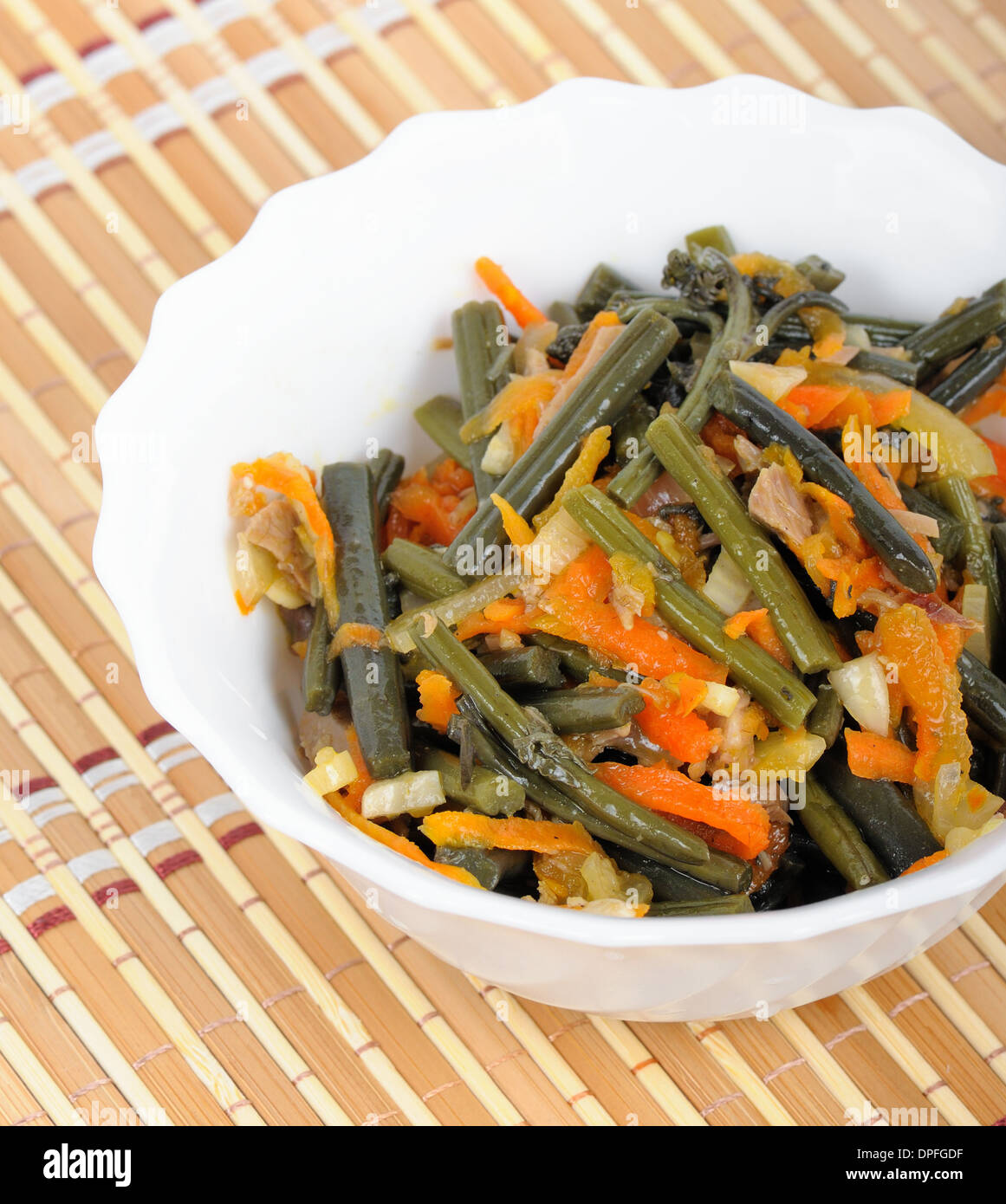 Antipasto freddo di bracken fern in bianco insalatiera Foto Stock