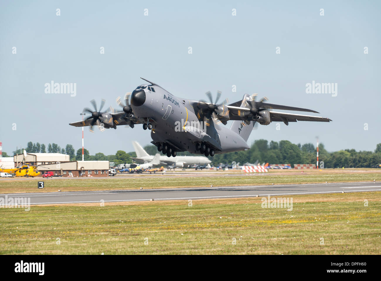 Airbus A400M Atlas F-WWMZ decolla da RAF Fairford airbase nel Gloucestershire in Inghilterra al 2013 RIAT Foto Stock