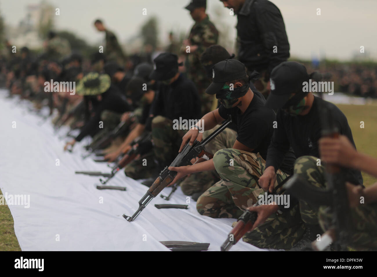 La striscia di Gaza. Xiv gen, 2014. Alta palestinese scuola gli studenti mostrano le loro abilità nella loro cerimonia organizzata da Hamas Ministero degli interni di Gaza City il 14 gennaio 2014. Durante gli esercizi gli studenti di sesso maschile hanno imparato a salire verso il basso gli edifici su funi, eseguire attraverso corsi di ostacolo e strisciare sotto il filo spinato. Credito: Wissam Nassar/Xinhua/Alamy Live News Foto Stock