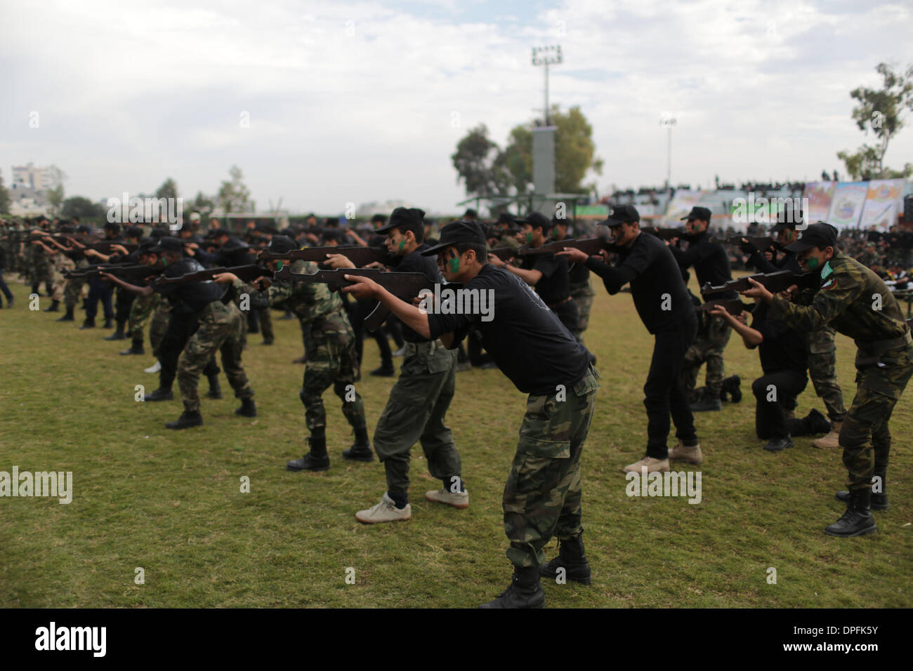 La striscia di Gaza. Xiv gen, 2014. Alta palestinese scuola gli studenti mostrano le loro abilità nella loro cerimonia organizzata da Hamas Ministero degli interni di Gaza City il 14 gennaio 2014. Durante gli esercizi gli studenti di sesso maschile hanno imparato a salire verso il basso gli edifici su funi, eseguire attraverso corsi di ostacolo e strisciare sotto il filo spinato. Credito: Wissam Nassar/Xinhua/Alamy Live News Foto Stock