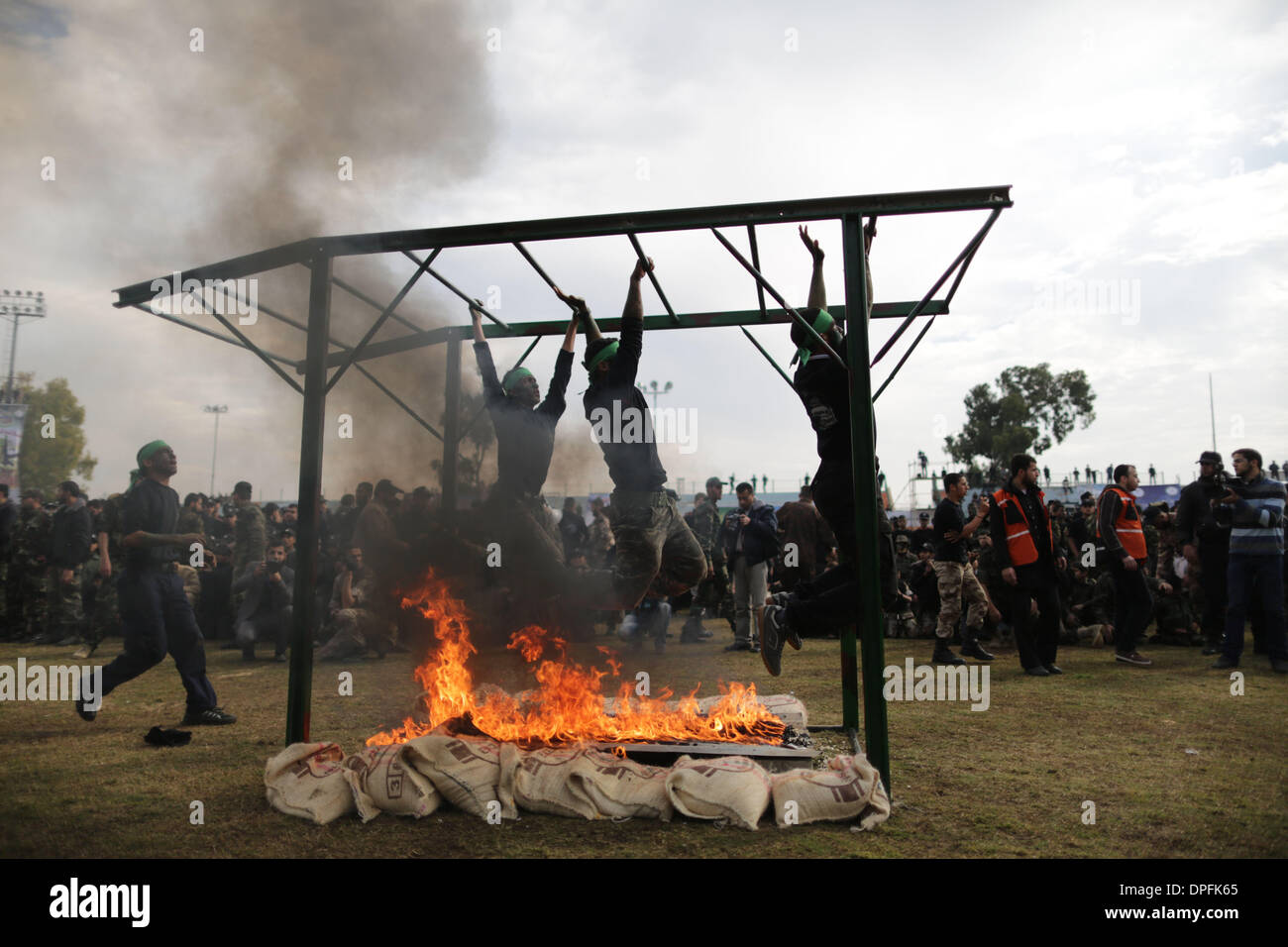 La striscia di Gaza. Xiv gen, 2014. Alta palestinese scuola gli studenti mostrano le loro abilità nella loro cerimonia organizzata da Hamas Ministero degli interni di Gaza City il 14 gennaio 2014. Durante gli esercizi gli studenti di sesso maschile hanno imparato a salire verso il basso gli edifici su funi, eseguire attraverso corsi di ostacolo e strisciare sotto il filo spinato. Credito: Wissam Nassar/Xinhua/Alamy Live News Foto Stock