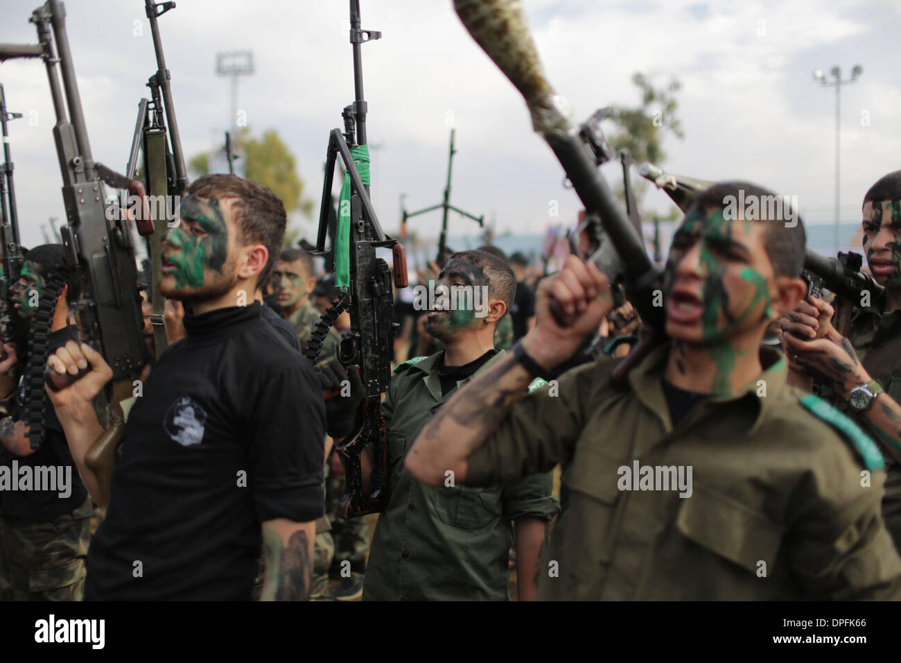 La striscia di Gaza. Xiv gen, 2014. Alta palestinese scuola gli studenti mostrano le loro abilità nella loro cerimonia organizzata da Hamas Ministero degli interni di Gaza City il 14 gennaio 2014. Durante gli esercizi gli studenti di sesso maschile hanno imparato a salire verso il basso gli edifici su funi, eseguire attraverso corsi di ostacolo e strisciare sotto il filo spinato. Credito: Wissam Nassar/Xinhua/Alamy Live News Foto Stock