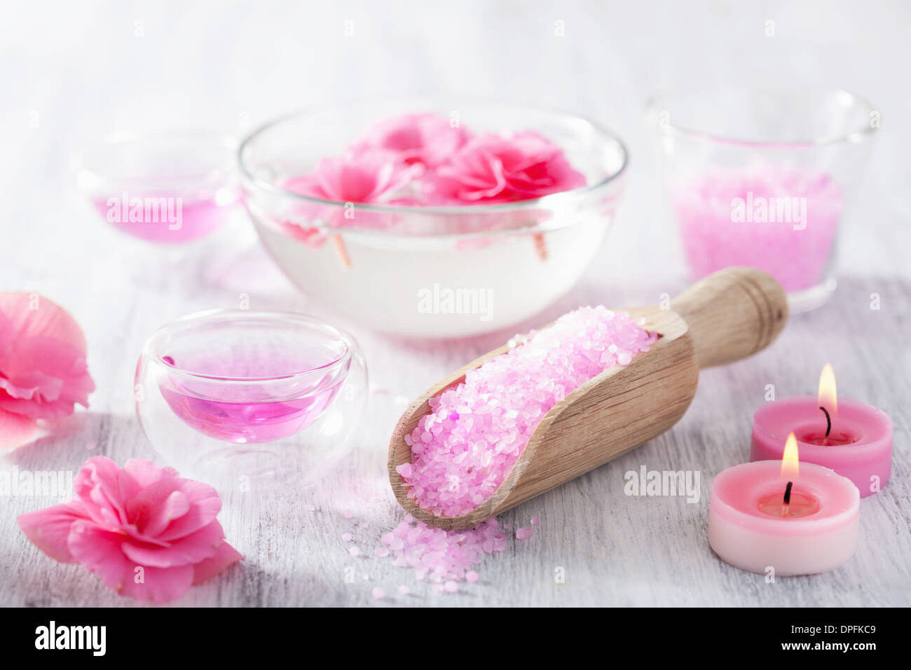 Fiore rosa sale e olio essenziale per spa Foto Stock