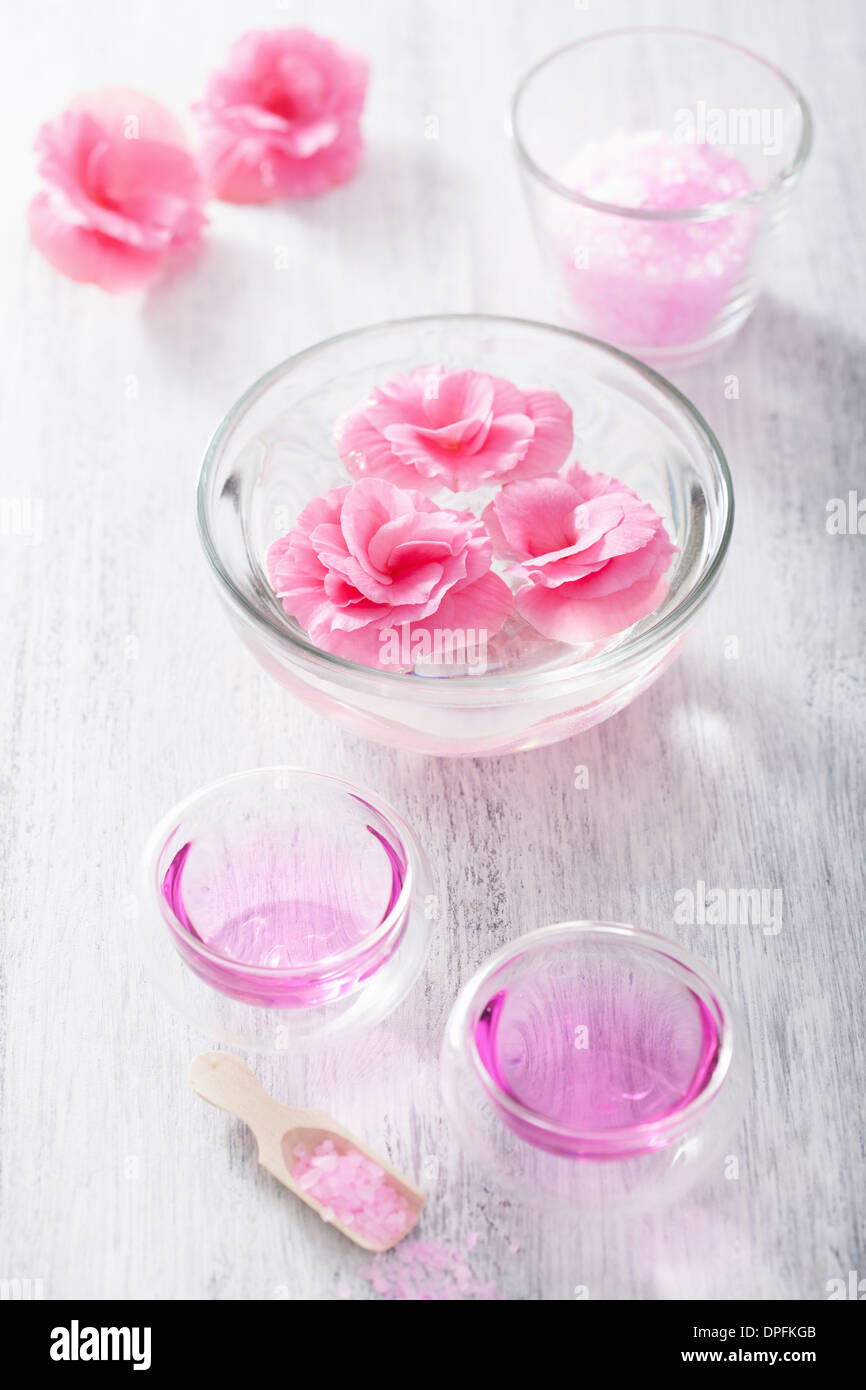 Spa con begonia fiori e olio essenziale Foto Stock